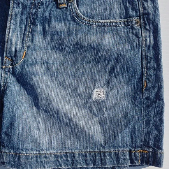 ๐OLD NAVY Mid-Rise Distressed Shorts in Medium Dark Wash - Picture 5 of 16